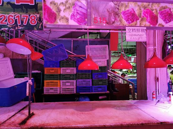 (上沙农贸市场，几家猪肉铺面已经空档招租)